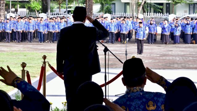 Penjabat Gubernur Sulsel, Bahtiar Baharuddin, memimpin upacara peringatan Hari Ulang Tahun (HUT) Korps Pegawai Republik Indonesia (Korpri), di Lapangan Upacara Rumah Jabatan Gubernur, Rabu, 29 November 2023.