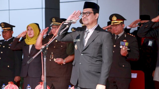 Wakil Bupati Bulukumba Andi Edy Manaf bertindak sebagai Inspektur Upacara pada Peringatan Hari Pahlawan Nasional ke 78 yang dilaksanakan di halaman Kantor Bupati Bulukumba. Sementara Iptu Kasman, S.IP Perwira Polres Bulukumba bertindak sebagai Komandan Upacara, Jum'at 10 November 2023,