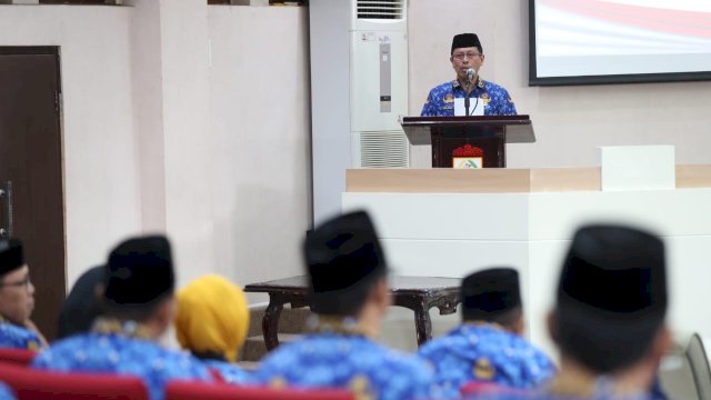 Sekretaris Kota Makassar, M Ansar selaku Ketua Dewan Pengurus KORPRI Kota Makassar, melantik jajaran pengurus unit kerja lingkup Pemkot Makassar, bertempat di ruang Sipakatau, Kantor Balaikota, Jumat (10/11/2023).