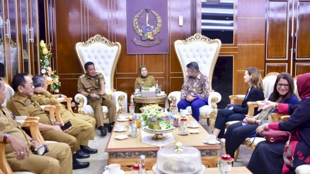 Penjabat Gubernur Sulsel, Bahtiar Baharuddin, menerima kunjungan Duta Besar Uni Eropa Untuk Indonesia dan Brunei Darussalam, H.E Vincent Piket, di Kantor Gubernur, Senin, 27 November 2023.
