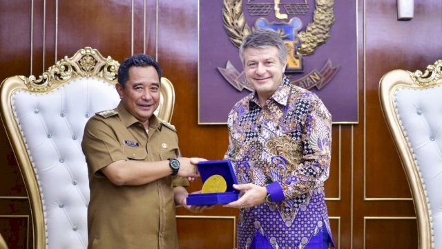Penjabat Ketua TP PKK Sulsel, Sofha Marwah Bahtiar, melakukan Silaturahmi dan Monitoring Program Pj Ketua TP PKK Sekaligus Ketua Dekranasda Provinsi Sulsel Kabupaten Jeneponto, yang dilaksanakan di Ruang Pola Panrannuangta Kantor Bupati Jeneponto, Senin, 27 November 2023. 