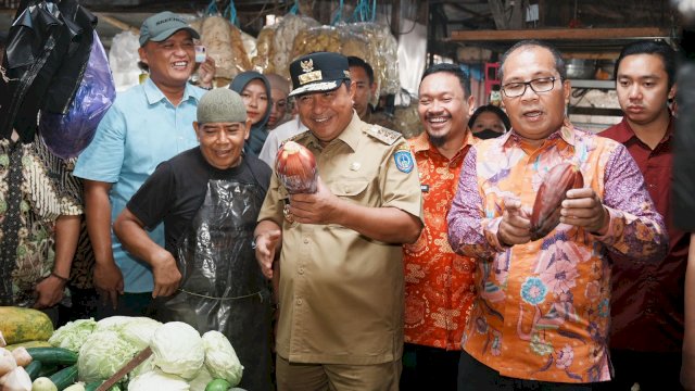 Penjabat Gubernur Sulsel, Bahtiar Baharuddin, bersama Wali Kota Makassar, Mohammad Ramdhan Pomanto serta Forkopimda Sulsel dan Tim Pengendalian Inflasi Daerah (TPID) melakukan operasi pasar di Pasar Toddopuli, Jalan Todddopuli Raya, Makassar, 30 November 2023.