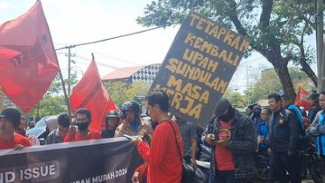 Massa Unjuk Rasa Diktator Gubernur Jelang Penetapan UMP