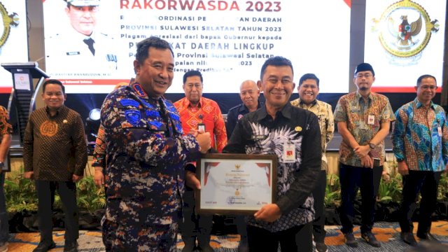 Penjabat Gubernur Sulawesi Selatan Bachtiar Baharuddin memberikan penghargaan atas prestasi kinerja sekretariat DPRD Sulsel dalam mendukung akuntabilitas dan kinerja instansi pemerintah provinsi Sulawesi selatan&nbsp;