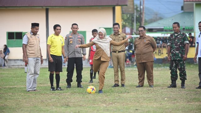 Bupati Lutra Resmi Buka Turnamen Sepak Bola U-11