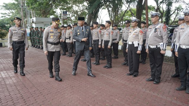 Turut Mendukung Kinerja Polri, Bupati Luwu Terima Pedang Pamen dari Kapolres Luwu