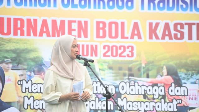 Bupati Lutra Buka Turnamen Bola Kasti Putri