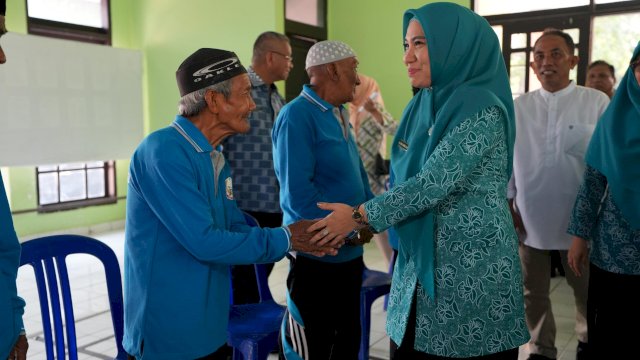 Bakti Sosial ke Panti Jompo di Parepare, Para Lansia Menangis Haru Dikunjungi Sofha Marwah Bahtiar