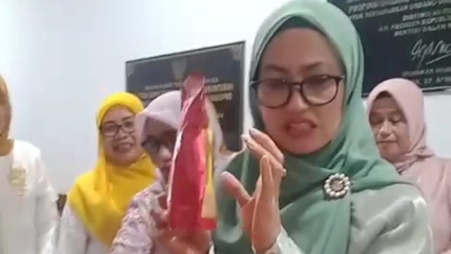 Keripik Labu Milik PIK-R Generik SMAN 4 Luwu Utara Laris Manis di Puncak Peringatan Hari Ibu