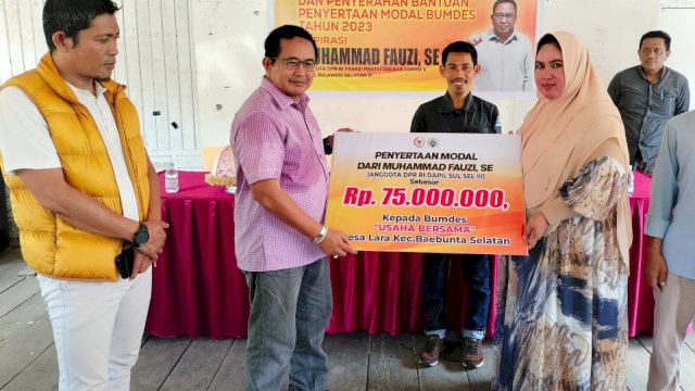 Muh Fauzi Serahkan Bantuan Penyertaan Modal BUMDES Senilai Rp75 Juta
