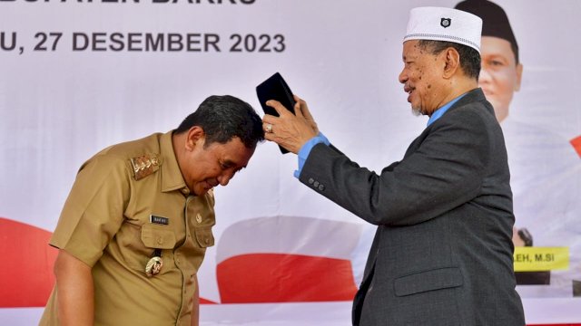Sowan ke AGH Farid Wajdi di Barru, Pj Gubernur Diberi Songkok Produksi Ponpes