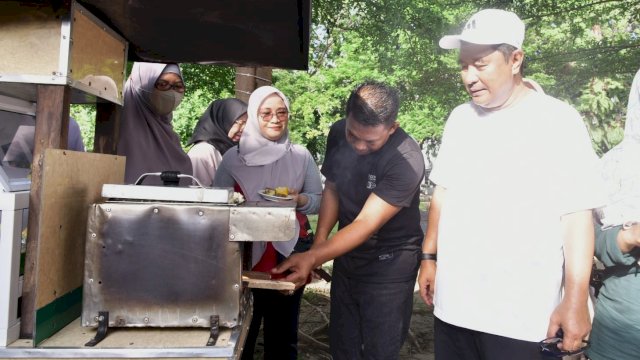 Jalan Sehat di Akhir Pekan, Bahtiar Baharuddin Nikmati Jajanan Kue Tradisional Buroncong