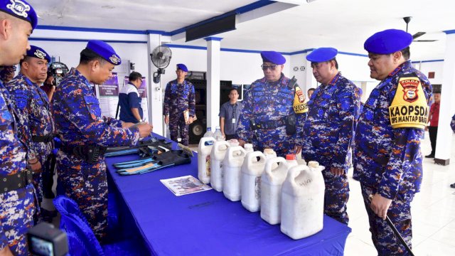 Penjabat Gubernur Sulawesi Selatan (Sulsel), Bahtiar Baharuddin, menghadiri Peringatan Hari Ulang Tahun (HUT) Polisi Perairan dan Udara (Polairud) Polda Sulsel ke-73 tahun, di Markas Polairud Polda Sulsel, Jumat, 1 Desember 2023.&nbsp;