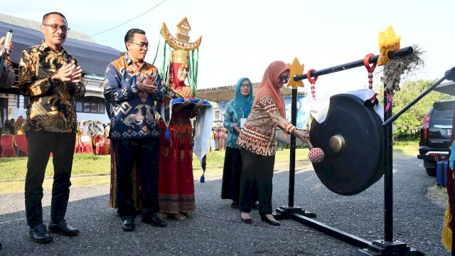Bupati Luwu Utara Indah Putri Indriani melaunching 60 desa/kelurahan sebagai Kampung Keluarga Berkualitas. Launching ini juga digadiri langsung oleh Kepala BKKBN Sulawesi Selatan Sodiqin. Jumat (01/12/2023)