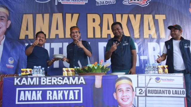 Ketua DPRD Makassar yang kini tercatat sebagai calon anggota legislatif untuk DPR RI, Rudianto Lallo, meresmikan posko pemenangan Anak Rakyat Gowa yang terletak di Jalan Poros Pattalassang, Kecamatan Pattalassang, Kabupaten Gowa, Minggu (3/11/2023).&nbsp;