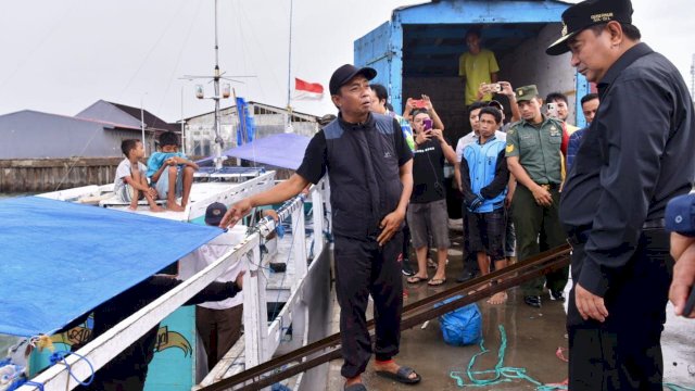 Penjabat Gubernur Sulawesi Selatan (Sulsel), Bahtiar Baharuddin, melakukan peninjauan ke Pelabuhan Perikanan Boddia, Kabupaten Takalar, Minggu, 3 Desember 2023.&nbsp;