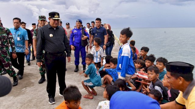 Dalam lawatan ke dua tempat di Takalar yaitu Pelabuhan Boddia dan Pangkalan Pendaratan Ikan (PPI) Beba, Minggu, 3 Desember 2023, Pj Gubernur Sulsel, Bahtiar Baharuddin berinteraksi dengan masyarakat dan nelayan termasuk anak-anak.&nbsp;