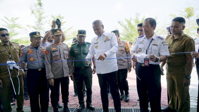 Bupati Luwu, Dr. Drs. H. Basmin Mattayang, M.Pd. meresmikan pemanfaatan Gedung Dekranasda menjadi ruang tunggu VIP Bandar Udara I Lagaligo, Kecamatan Bua, Senin (4/11/2023).
