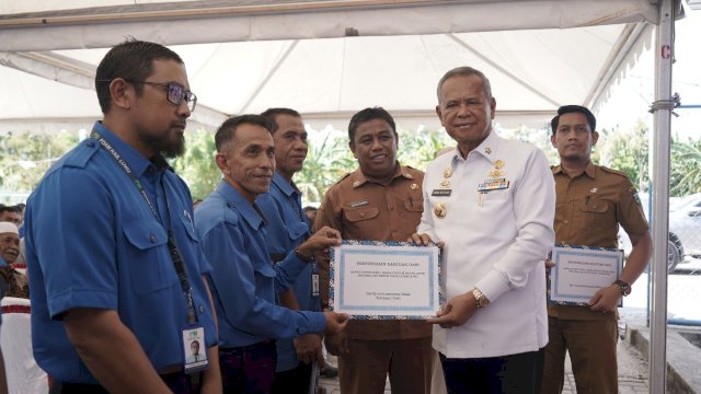 Bupati Luwu, Dr. Drs. H. Basmin Mattayang, MPd bersilaturrahmi dengan jajaran Direksi dan Karyawan Perusahaan Umum Daerah (Perumda) Air Minum Tirta Latimojong yang terletak di Jalan Gunung Latimojong No. 126, Kelurahan Balo-balo Kecamatan Belopa Kabupaten Luwu, Selasa (5/12/2023).