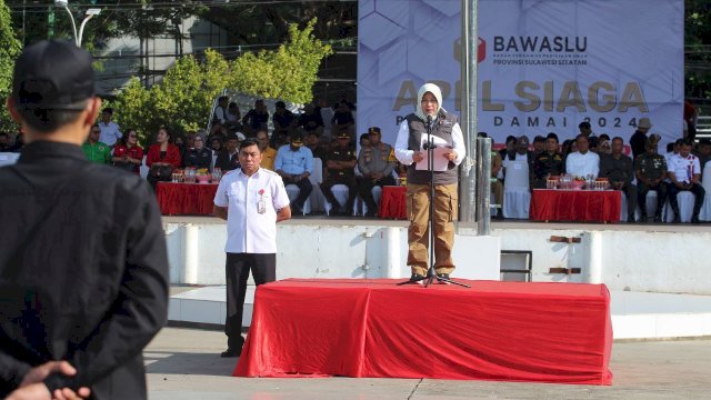 Ketua Badan Pengawas Pemilihan Umum (Bawaslu) Sulawesi Selatan, Mardiana Rusli, memimpin apel siaga pengawasan pemilu damai 2024.&nbsp;