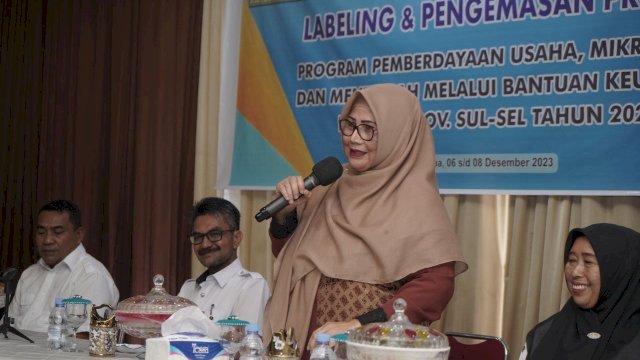 Guna mendukung peningkatan pendapatan pelaku Usaha Kecil Menengah dan Mikro (UMKM), Dinas Koperasi Perindustrian dan UKM Kabupaten Luwu memberikan Pelatihan Labeling dan Pengemasan Produk yang&nbsp; dilaksanakan di aula Wisma Anda, Kelurahan Tanamanai Kecamatan Belopa, Rabu (6/12/2023)