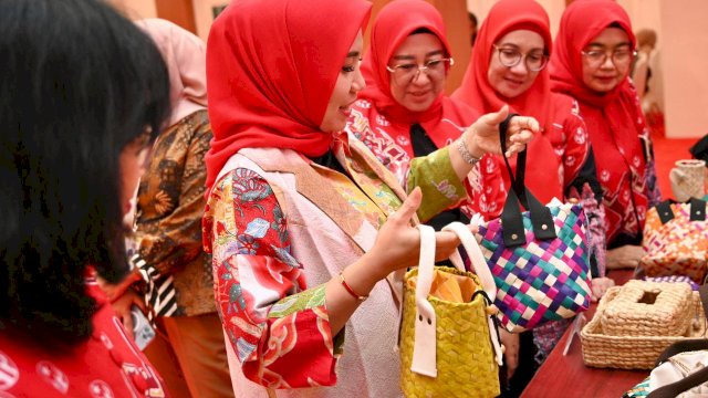 Penjabat Ketua Dewan Kerajinan Nasional Daerah (Dekranasda) Sulawesi Selatan (Sulsel), Sofha Marwah Bahtiar, secara resmi menutup pelaksanaan Pendidikan Kecakapan Wirausaha (PKW) yang dilaksanakan sejak 16 Oktober 2023 lalu. 