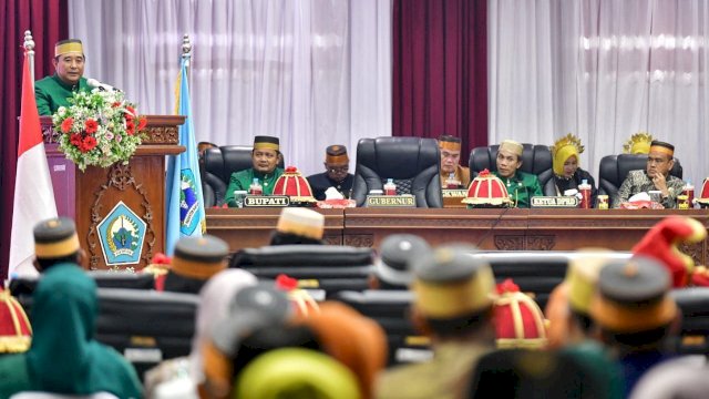 Pj Gubernur Provinsi Sulsel, Bahtiar Baharuddin, didampingi Pj Ketua TP PKK Sulsel Sofha Marwah Bahtiar, menghadiri peringatan Hari Ulang Tahun (HUT) Bantaeng ke-769, yang digelar melalui Rapat Paripurna DPRD Bantaeng, Kamis, 7 Desember 2023.