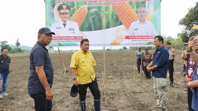 Usai menghadiri peringatan HUT ke 769 Bantaeng, Penjabat (Pj) Gubernur Sulawesi Selatan Dr Bahtiar Baharuddin bertolak ke Desa Tanah Harapan, Kecamatan Rilau Ale, Kabupaten Bulukumba, Kamis, 7 November 2023. Ia didampingi Bupati Bulukumba Andi Muchtar Ali Yusuf.