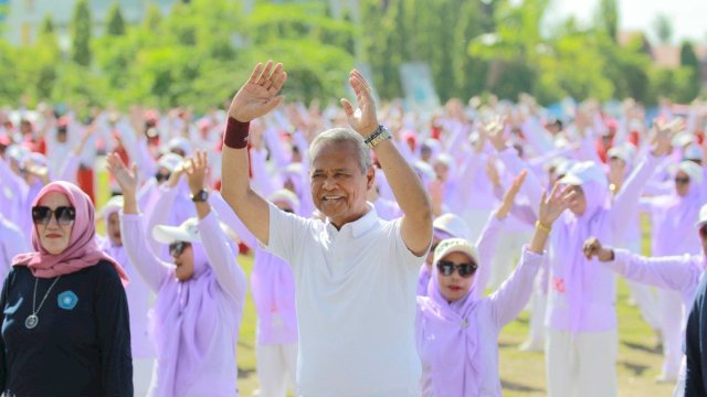 Pemerintah Kabupaten Luwu melalui dinas Dinas Pendidikan dan Kebudayaan menggelar jalan santai dalam rangka memperingati Hari Guru Nasional (HGN) tahun 2023 di lapangan Andi Djemma Belopa, Senin (11/12/2023)