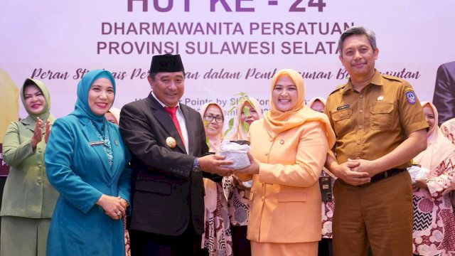 Penjabat (Pj) Ketua Tim Penggerak PKK Provinsi Sulawesi Selatan, Sofha Marwah Bahtiar, menghadiri Peringatan Hari Ulang Tahun (HUT) Dharma Wanita Persatuan (DWP) Ke 24, yang dipusatkan di Hotel Four Point by Sheraton Makassar, Senin, 11 Desember 2023.&nbsp;
