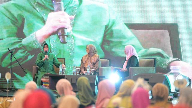 Ketua TP PKK Kota Makassar, Indira Yusuf Ismail mengajak kaum perempuan, khususnya di Kota Makassar, agar terus berkontribusi aktif dalam memajukan Indonesia.