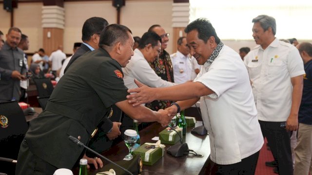 Penjabat Gubernur Sulawesi Selatan, Bahtiar Baharuddin, menyerahkan Daftar Isian Pelaksanaan Anggaran (DIPA) dan Daftar Alokasi Transfer Ke Daerah (TKD) Tahun Anggaran 2024 