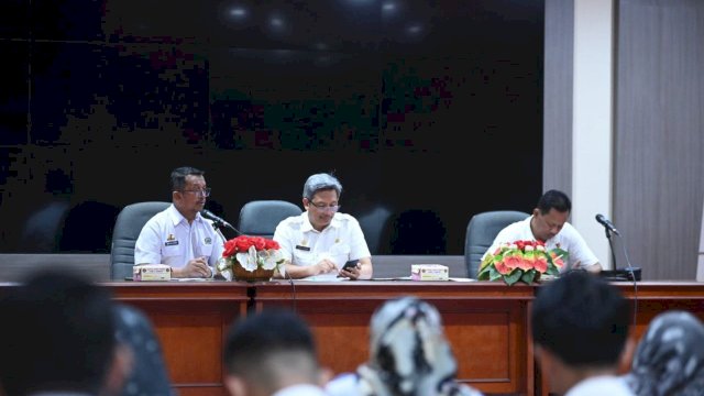 Penjabat Sekretaris Daerah Provinsi Sulawesi Selatan, Andi Muhammad Arsjad memimpin Rapat terkait Ketersediaan Bahan Pokok, Gula, dan Minyak Goreng di Ruang Command Center Lantai IV Kantor Gubernur Sulsel, Rabu 13 Desember 2023.