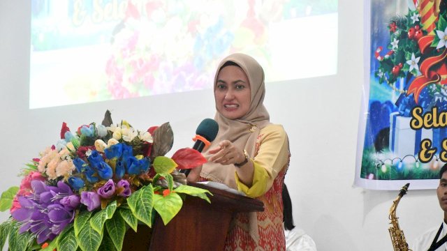 Bupati Luwu Utara, Indah Putri Indriani menghadiri Kebaktian Kebangunan Rohani (KKR) Natal Persekutuan Gereja-Gereja Pantekosta Indonesia (PGPI) di Gedung Gereja Pantekosta Tabernakel Jemaat Kapipe Desa Bungapati Kecamatan Tanalili, Selasa (12/12/23).