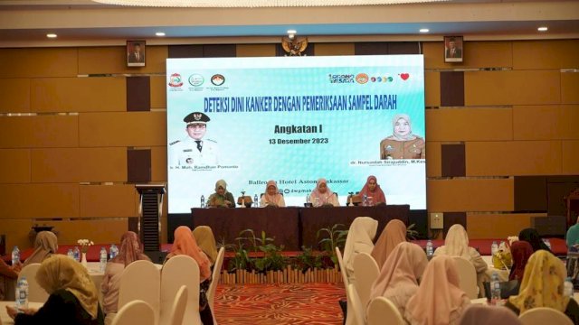 Dharma Wanita Persatuan (DWP) bersinergi dengan Dinas Kesehatan Kota Makassar menggelar sosialisasi Deteksi Dini Kanker dengan Pemeriksaan Sampel Darah. Kegiatan berlangsung di Hotel Aston pada Rabu, (13/12/2023).