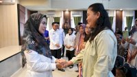 Bupati Lutra Serahkan Intensif ke 578 Guru TPA