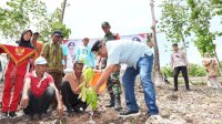 Petani di Amali Tanam Sukun Bersama Pj Gubernur Bahtiar