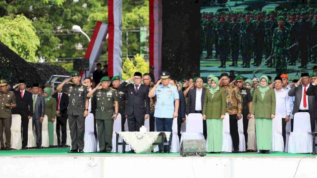 Wali Kota Makassar, Moh Ramdhan Pomanto, menghadiri upacara serentak peringatan Hari Juang TNI AD ke-78 Tahun. Sebagai tuan rumah, Kodam XIV/Hasanuddin menggelar upacara di Lapangan Karebosi pada Jumat pagi (15/12/2023).
