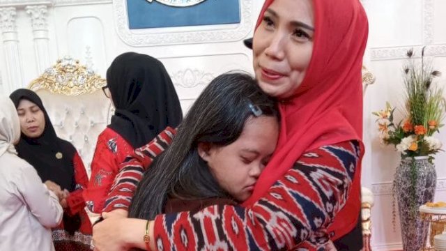 Azizah Nurul Sabrina, anak down syndrome asal Sulsel, berhasil mengukir prestasi di tingkat nasional. Ia ditetapkan sebagai Juara III Lomba Talent Tingkat Nasional, yang dilaksanakan di Jakarta, 16 - 17 Desember 2023 lalu.