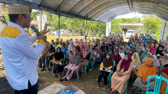 Calon Anggota DPD RI daerah pemilihan (Dapil) Sulawesi Selatan, Andi Abd Waris Halid menggelar kampanyenya di Kabupaten Pangkep, Senin (18/12/2023). Kehadiran Waris Halid disambut antusias warga.