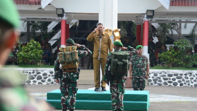 Penjabat Sekretaris Daerah Provinsi Sulawesi Selatan, Andi Muhammad Arsjad menjadi Inspektur Upacara Serah Terima Peleton Beranting Yudha Wastu Pramuka Jaya di Lapangan Upacara Kantor Gubernur Sulsel, Senin 18 Desember 2023.