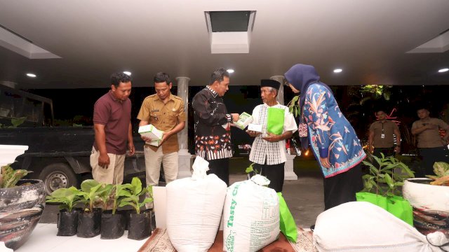 Kepala Desa Bonto Masunggu, Kecamatan Tellu Limpoe, Kabupaten Bone, Najamuddin, menerima langsung bibit pisang cavendish dari Pemerintah Provinsi (Pemprov) Sulsel, di Rumah Jabatan (Rujab) Gubernur Sulsel, Jumat malam, 22 Desember 2023.&nbsp;
