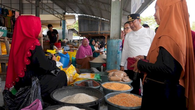 Pj Gubernur Sulsel Kunjungi Pasar Cekkeng Bulukumba, Stok dan Harga Pangan Stabil