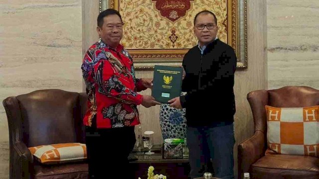 Pemkot Makassar secara resmi menerima fisik Sertifikat Hak Pengelolaan (HPL) Karebosi Makassar. HPL terbit setelah 44 tahun lamanya berproses dalam upaya pembuatan sertifikat pada lahan yang menjadi ikon Makassar itu.