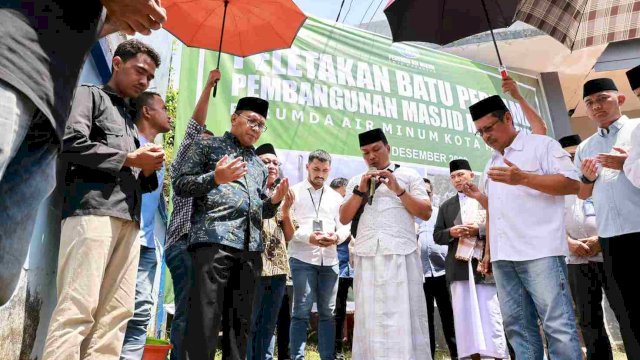 Wali Kota Makassar Moh Ramdhan Pomanto meresmikan renovasi pembangunan Masjid Ma&rsquo;ul Hayat PDAM, Jumat, 22 Desember 2023. Peresmian ditandai dengan peletakan batu pertama usai Salat Jumat, siang tadi.