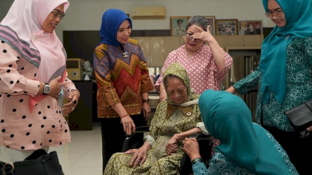 Hari Ibu yang jatuh pada tanggal 22 Desember 2023, turut diperingati Tim Penggerak PKK dan Dewan Kerajinan Nasional Daerah (Dekranasda) Sulsel. Salah satunya, dengan melakukan kunjungan silaturahmi kepada tiga tokoh perempuan Sulsel, Sabtu, 23 Desember 2023.