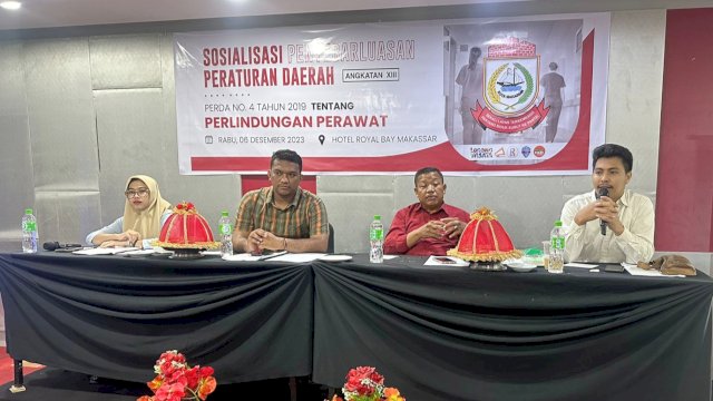 Sekretariat DPRD Makassar menggelar Sosialisasi Peraturan Daerah (Perda) Nomor 4 Tahun 2019 tentang Perlindungan Perawat, di Hotel Royal Bay, Rabu (6/12/2023). Hadir sebagai narasumber, Arif, Ovan Afandi serta Muh Fauzi.