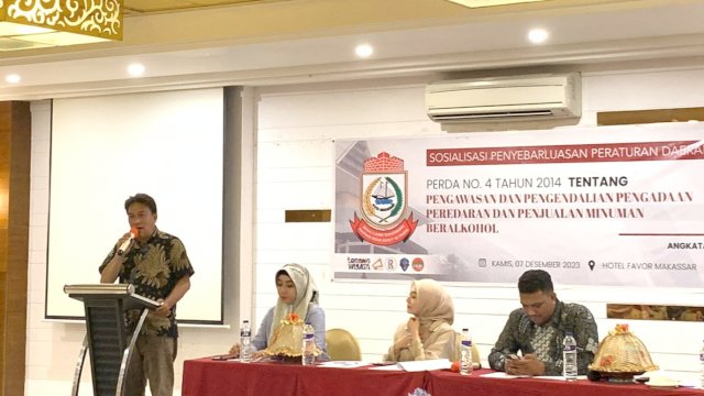 Anggota DPRD Kota Makassar, Budi Hastuti kembali menemui konstituen daerah pemilihan (dapil) 5. Kali ini agendanya sosialisasi peraturan daerah (perda) nomor 4 tahun 2014 tentang Pengawasan dan Pengendalian Peredaran dan Penjualan Minuman Beralkohol, di Hotel Favor, Jl Lasinrang, Kamis (7/12/2023).