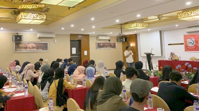 Anggota DPRD Kota Makassar, Budi Hastuti meminta juru parkir (jukir) liar ditindak secara tegas. Jika dibiarkan, ia mengatakan Pendapatan Asli Daerah (PAD) dapat bocor.