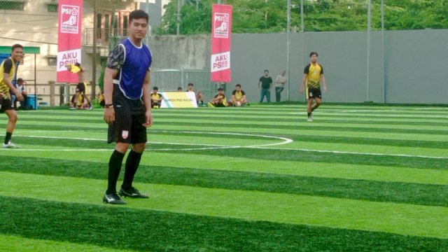 Usai melakukan safari politik di hari pertama di Kota Makassar Ketua Umum PSI Kaesang Pangarep meluangkan waktunya bersama tim PSI untuk bermain futsal bersama tim PSI vs Atlet Pon Futsal kalsel&nbsp;